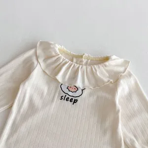 Vista dettagliata del top in maglia a maniche lunghe da bambina con colletto a volant e stampa.
