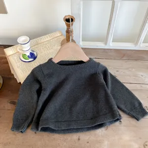 Dunkelgrauer Baby Strickpullover, gemütlicher Langarm Pullover für Kleinkinder im Herbst.