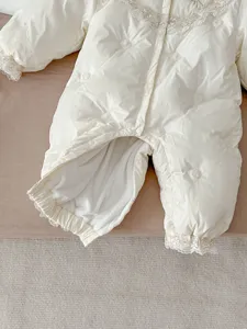 Winter Baby Daunenanzug dick süß bestickte Spitze Kragen Kleinkind Strampler Outfit warm.