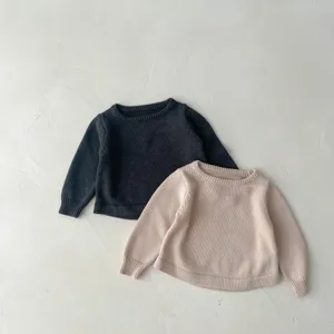 Babypullover Detailansicht, weicher Strickstoff, bequemes Langarm Baby Oberteil im Trend.