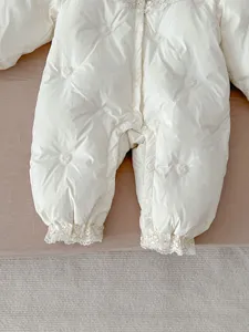 Gemütlicher Baby Winter-Strampler Detail, süße Herz-Bestickung, feine Borte, warme Wattierung.