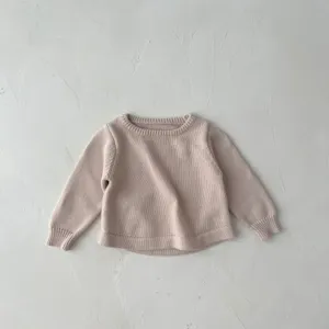 Nahaufnahmen von Babypullover aus Strick, weiche Baumwollstruktur, bequemer Rundhalsausschnitt.