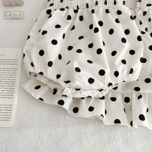Baby meisje strampler jurk set met stipjes, schattige zomerse volantkleding detailopname.