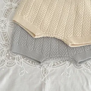 Primer plano de punto para bebé con patrón de espiga y textura de tela suave.