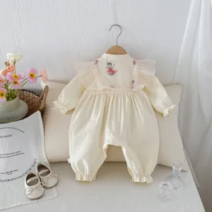 Vista dettagliata della tutina Hanfu stile cinese per neonata, abbigliamento manica lunga in cotone.
