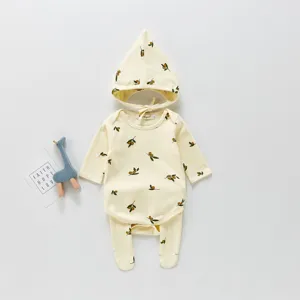 Süßes Baby Baumwoll Body Set mit Fußhosen und süßem Hut mit niedlichem Olivenmuster.