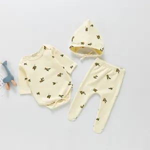 Süßes Baby Langarm Body, Fußhosen und Mütze 3er-Set mit Olive-Druck für Kleinkinder.