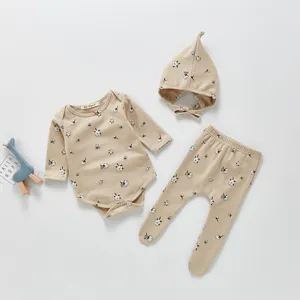 Süßes Baby Baumwoll Strampler Set mit Mütze und Fußhosen für den Frühlingsalltag.