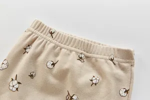 Babybekleidung Detailansicht mit beige elastischem Bund und niedlichem Baumwolldruck.