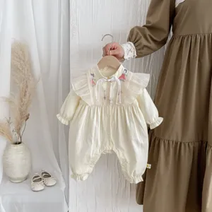 Bambina neonata stile cinese Hanfu tutina vista dettagliata con volant e lacci carini.
