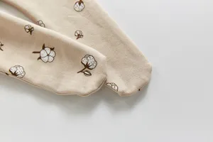 Baby Strampler Stoff Detail, weicher beiger Stoff mit niedlichem braunem Baumwollprint