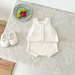 Bel ensemble tricoté pour bébé avec gilet et short bouffant, tissu doux, vêtement d'automne confortable.