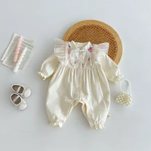 Tuta neonata stile cinese Hanfu caratterizzata da volant delicati e maniche lunghe.