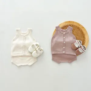 Ensemble deux pièces gilet et sarouel en tricot pour bébé avec de jolies chaussures.