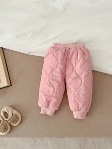 Dicke, gesteppte Baby-Winterhose in sanftem Rosa mit kuscheligen Rippbündchen für Kleinkinder.