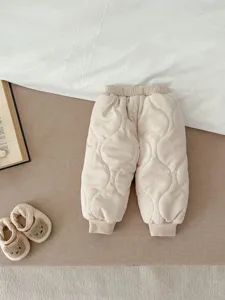 Gepolsterte dicke Winterhose für Kleinkinder, warme gesteppte Babyset-Hose, kuschelige Detailansicht.