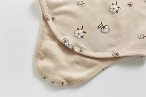 Nahaufnahme Detail von Baby Strampler, weicher Baumwollstoff mit niedlichem Baumwolldruck.