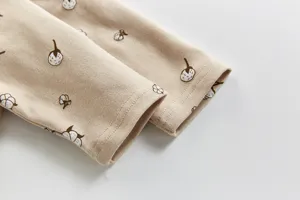 Detailaufnahme von Babybekleidung mit süßem Baumwollprint und weichem Rippstoff.