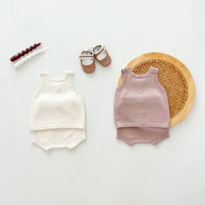Vue détaillée de l'ensemble haut sans manches et culotte en tricot pour bébé, doux et charmant.