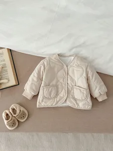 Detailansicht wattierte Babyjacke und Schuhe, warmes, beiges, gestepptes Winterset.