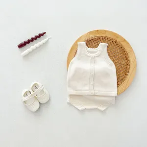 Vue détaillée à plat d'un joli ensemble gilet et culotte tricoté pour bébé avec accessoires.
