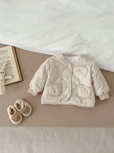 Gemütliche gesteppte Winterjacke für Babys in neutralem Beige mit weichem Futter für Kleinkinder.