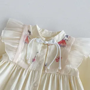 Dettaglio tutina stile cinese bambina, elegante bottone perla e colletto volant.