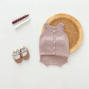 Vue détaillée de l'ensemble gilet et pantalon tricoté pour bébé, avec texture douce et style.