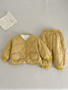 Detailansicht des senfgelben gesteppten Baby Winter Wattejacke und Hosen Sets für Kinder.