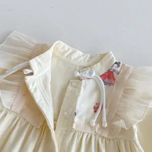 Dettaglio tutina neonata stile cinese Hanfu con volant e bottoni carini per abbigliamento quotidiano.