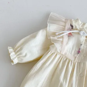 Dettaglio tutina hanfu in stile cinese per bambina neonata, grazioso colletto con volant vestiti.
