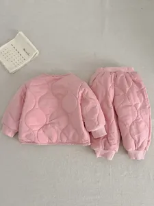 Rosa gesteppte Kleinkind Winterjacke und Hosen Detailansicht, warmes wattiertes Kinder-Set.