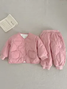 Kleinkinder Winter warmer gesteppter Jacke und Hose Set in Rosa, gemütliches Outfit.
