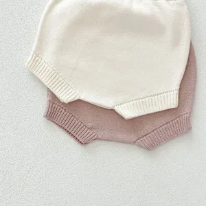 Détail de couvre-couche bébé en tricot, culotte bouffante douce pour nourrisson.