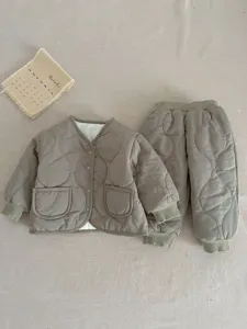 Nahaufnahme des gesteppten Winter Kinder Jacken und Hosen Sets mit praktischen Druckknöpfen.