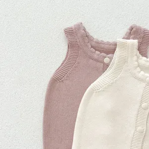 Vue détaillée du gilet tricoté bébé, tissu côtelé doux avec boutons, texture fine et confortable.