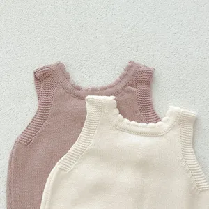 Vue détaillée d'un gilet en tricot pour bébé, matière douce, essentiel automne.