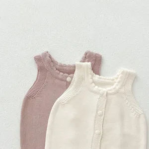 Détail du gilet en tricot pour bébé, haut sans manches doux automne à boutons