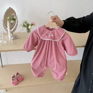 Combinaison bébé en velours côtelé rose avec col brodé, manches longues, vêtement idéal.
