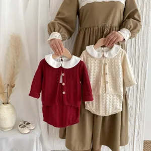 Babymädchen Strickjacke und Strampler Set, süßes Herbstoutfit mit weißem Kragen, weiche Baumwolle.