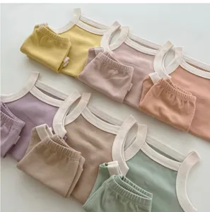 Vue de détail de l'ensemble débardeur et short en coton pour bébé, vêtement d'été confortable.