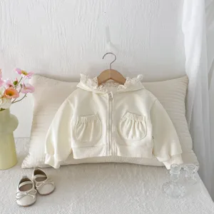 Detail van baby capuchon jas, crèmewitte peuter sweatshirt met kanten bloemen capuchon.