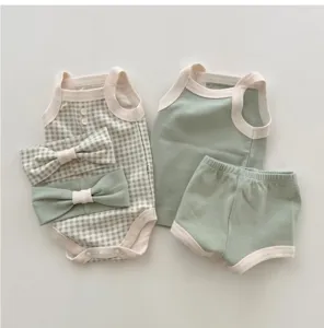 Joli ensemble de vêtements d'été en coton pour bébé avec gilet, barboteuse et short.