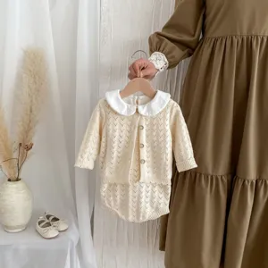 Süßes Baby Mädchen Strickjacke und Strampler Set aus weicher Baumwolle für den Herbst.