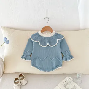 Süßer Babystrampler aus Strick mit Rüschenkragen und zauberhaften handgemachten Noppen.