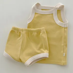 Joli ensemble débardeur et short en coton pour bébé, tenue d'été douce avec bordures côtelées.