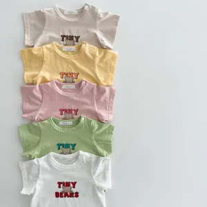 Graziosa t-shirt a maniche corte in cotone per neonati con stampa orsetto e bottoni estivi.