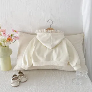 Gedetailleerd overzicht van baby-meisje hoodie, crèmekleurige peuter herfstjas ontwerp.