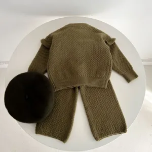 Vista dettagliata del maglione e dei pantaloni in maglia per neonati, verde oliva.