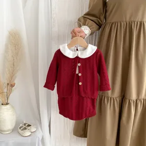 Baby Strickjacke Strampler Detailansicht, weiche Baumwolle mit weißem Kragen und Knöpfen.